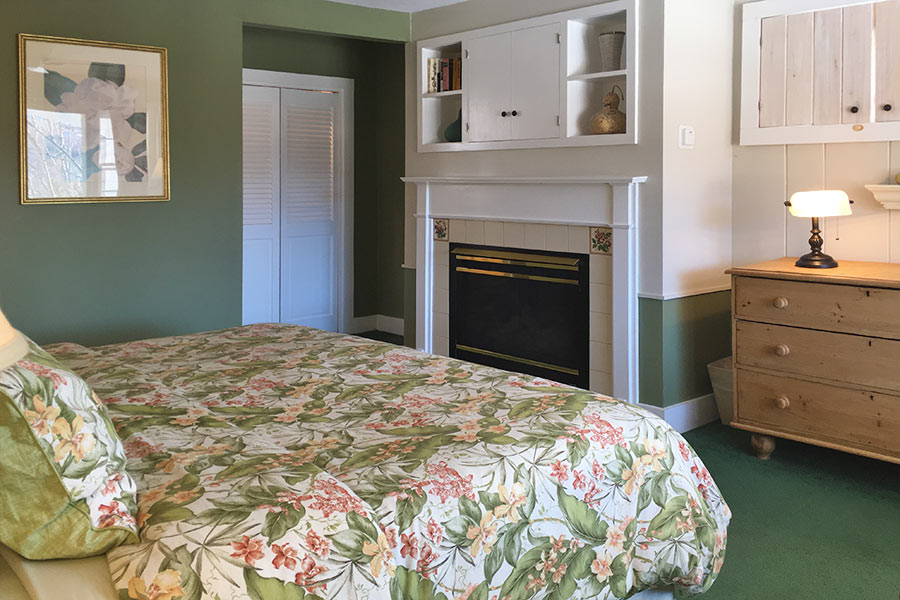 Evergreen Room bed and fireplace